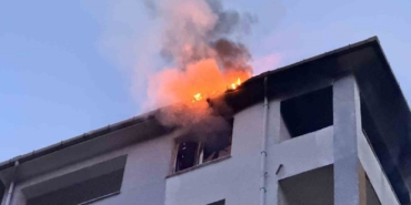 Edirne’de dairede çıkan yangın çatıya sıçradı