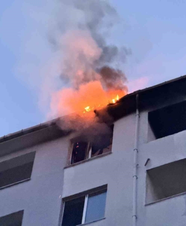 Edirne’de dairede çıkan yangın çatıya sıçradı