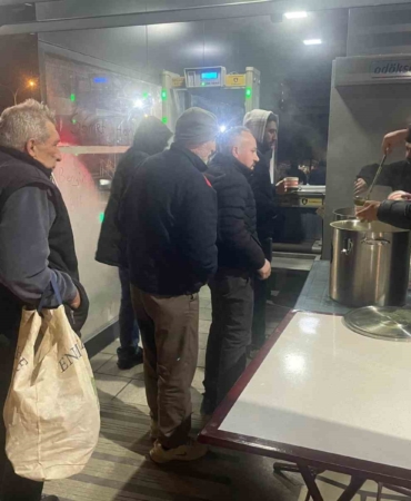 Belediyeden fabrika işçilerine sıcak çorba