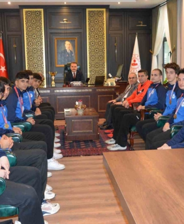 Şampiyon voleybolculardan Kaymakam Odabaş’a ziyaret