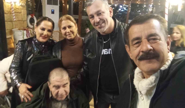 Ayvalıklı sanatçılar Kocabıyık ve Özalp’ten yaşlılara erken yeni yıl kutlaması