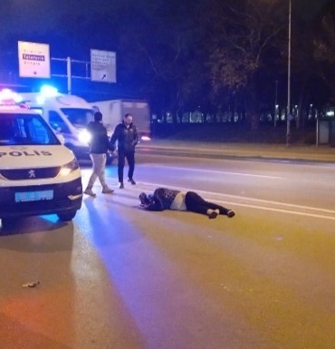 100 metre ilerideki üst geçidi kullanmadı canından oluyordu