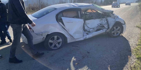 Otomobil ile traktör çarpıştı; 3 yaralı