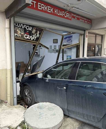 Arnavutköy’de ilginç kaza: Traş olan müşteri ve berbere otomobil çarptı