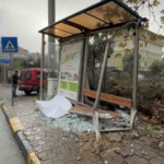 Sürücüsüz hareket eden araç durağa çarptı