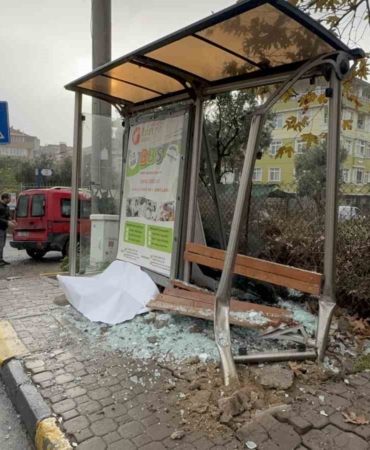 Sürücüsüz hareket eden araç durağa çarptı