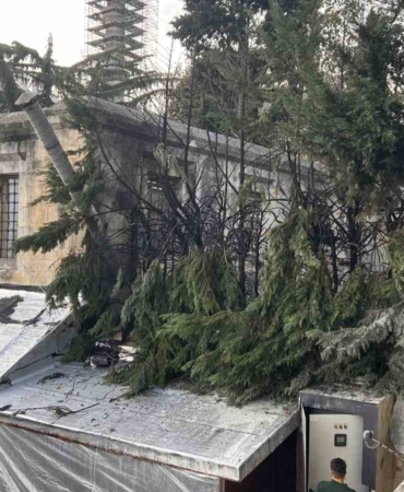 Tarihi Sultanahmet Camisinin altındaki çarşıda yangın çıktı