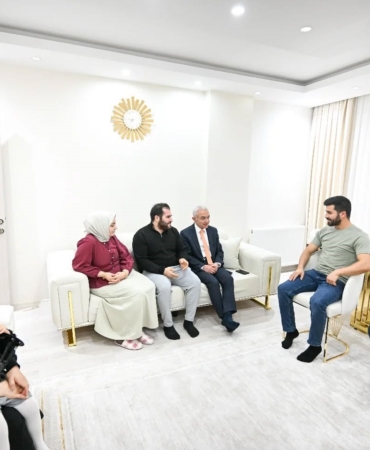 Kırklareli Valisi Turan devlet desteğiyle evlenen genç çiftlere misafir oldu