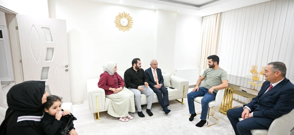 Kırklareli Valisi Turan devlet desteğiyle evlenen genç çiftlere misafir oldu