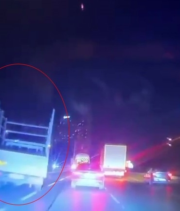 Esenyurt’ta alkollü sürücü makas atıp kaza yaptı; o anlar kamerada