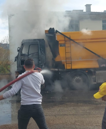 Hafriyat kamyonu küle döndü