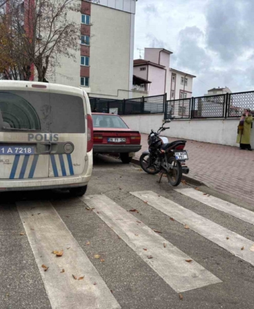 Yayaya yol verirken, arkadan motosiklet çarptı