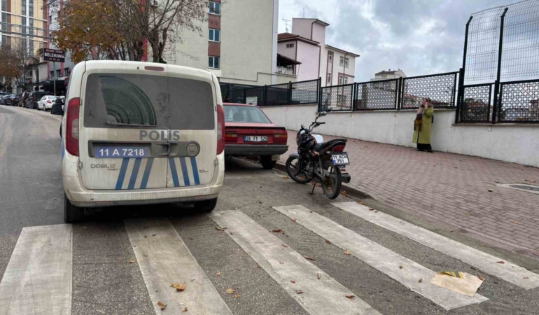 Yayaya yol verirken, arkadan motosiklet çarptı