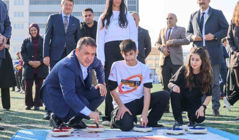 Vali Sözer, özel çocuklarla oyun oynadı