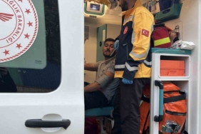 Kocaeli’de bina çatısında yangın: Baba ve oğlu dumandan etkilendi