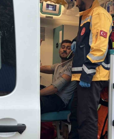 Kocaeli’de bina çatısında yangın: Baba ve oğlu dumandan etkilendi