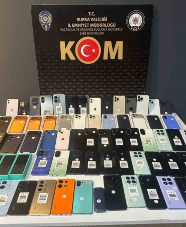 Bursa’da piyasa değeri 3 milyon lira olan kaçak cep telefonları ve USB kablolar ele geçirildi