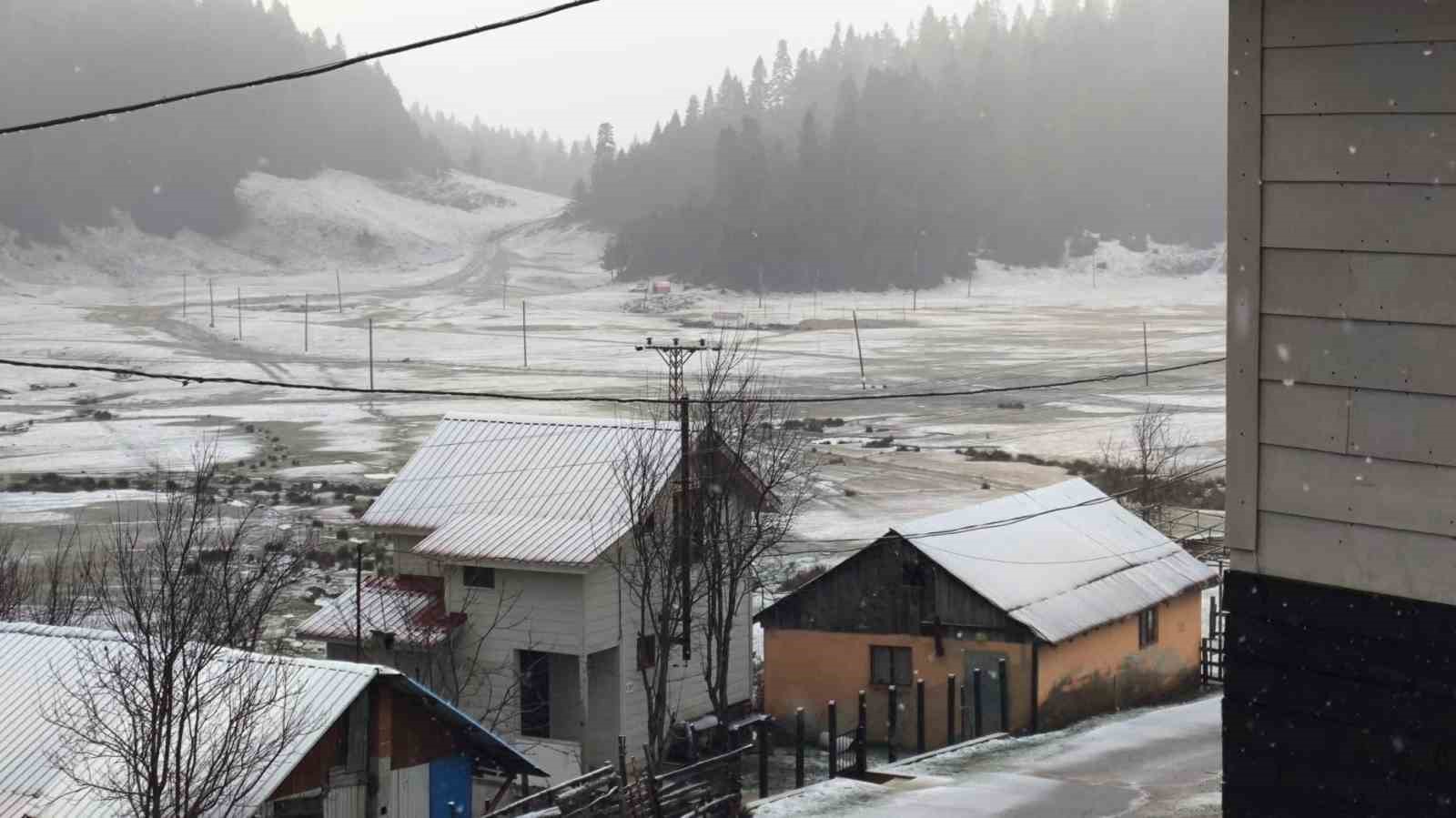Çiğdem Yaylası beyaza büründü