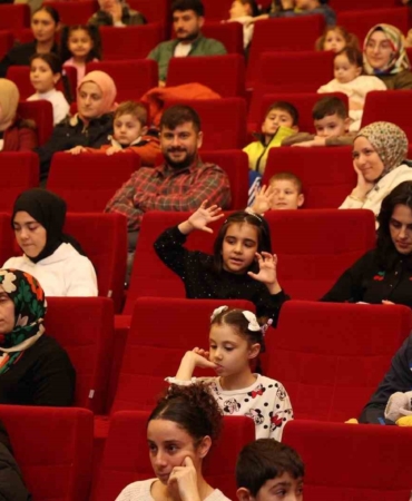 Gebze’de "Renkli Çoraplı Kuzgun" oyunu sahnelendi