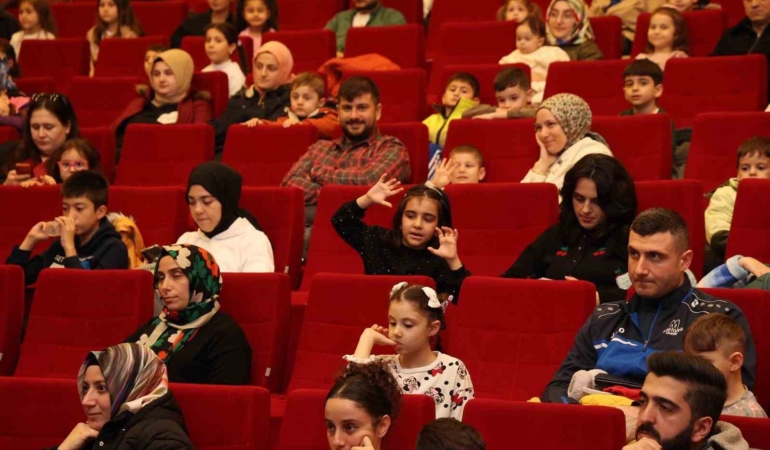 Gebze’de "Renkli Çoraplı Kuzgun" oyunu sahnelendi