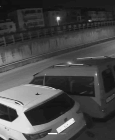 İterek çaldıkları otomobile "kontak" ararken yakalandılar