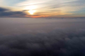 İstanbul sisle kaplandı, bulutların üstünde kartpostallık manzaraları görüntüledi