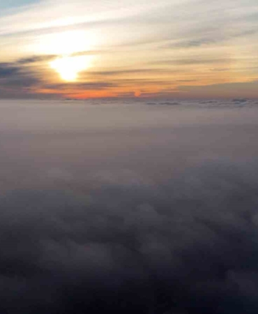 İstanbul sisle kaplandı, bulutların üstünde kartpostallık manzaraları görüntüledi