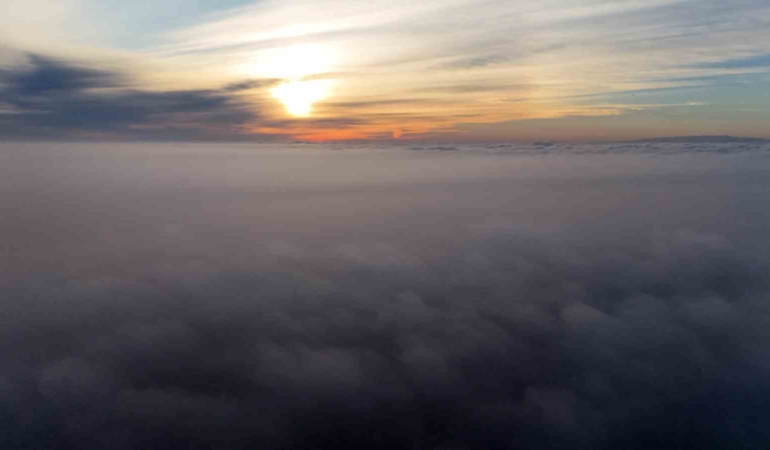 İstanbul sisle kaplandı, bulutların üstünde kartpostallık manzaraları görüntüledi