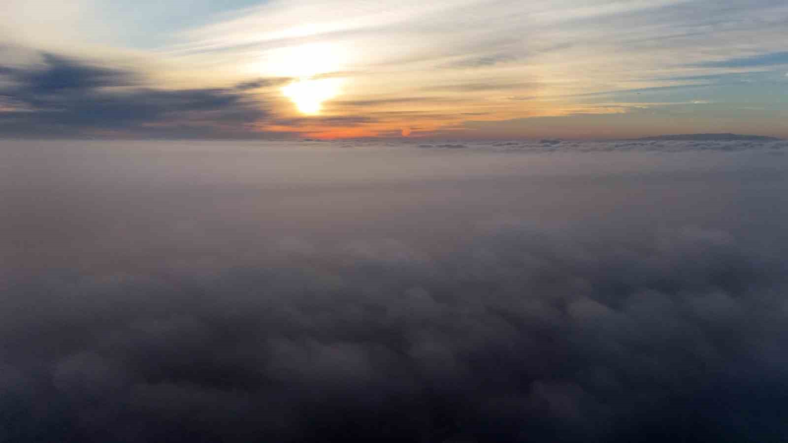 İstanbul sisle kaplandı, bulutların üstünde kartpostallık manzaraları görüntüledi