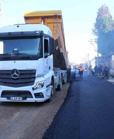 Erenler’de iki mahallede asfalt serim çalışmaları sürüyor