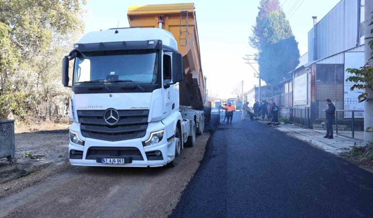 Erenler’de iki mahallede asfalt serim çalışmaları sürüyor