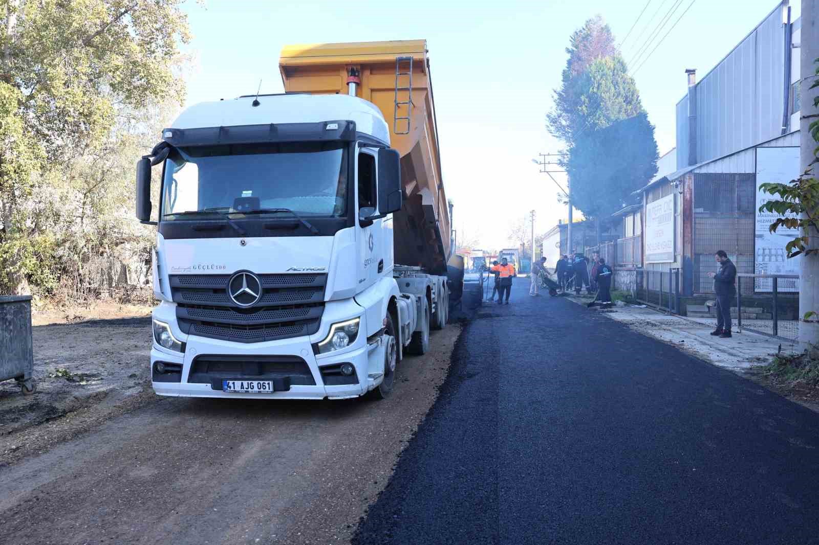 Erenler’de iki mahallede asfalt serim çalışmaları sürüyor