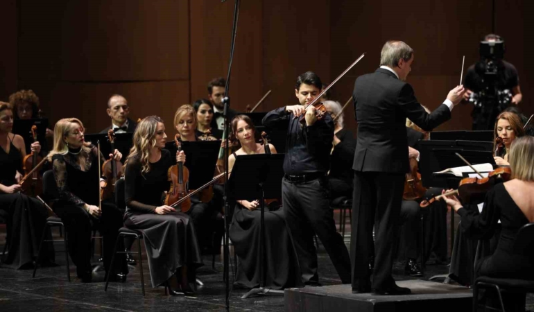 İstanbul Devlet Senfoni Orkestrası Aralık ayının ilk konserinde keman virtüözü Robert Lakatos’u ağırladı