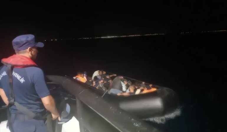 Ayvalık’ta 23 göçmen sahil güvenlik ekiplerinden kaçamadı