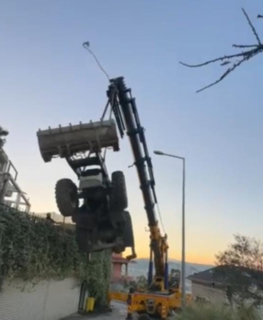 Mudanya’da kepçenin vinçten düştüğü anlar kameraya yansıdı