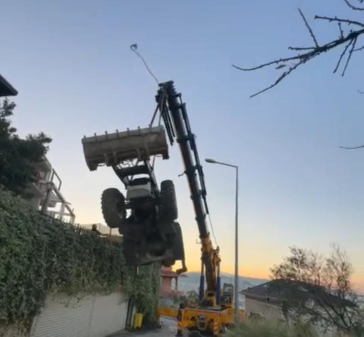 Mudanya’da kepçenin vinçten düştüğü anlar kameraya yansıdı