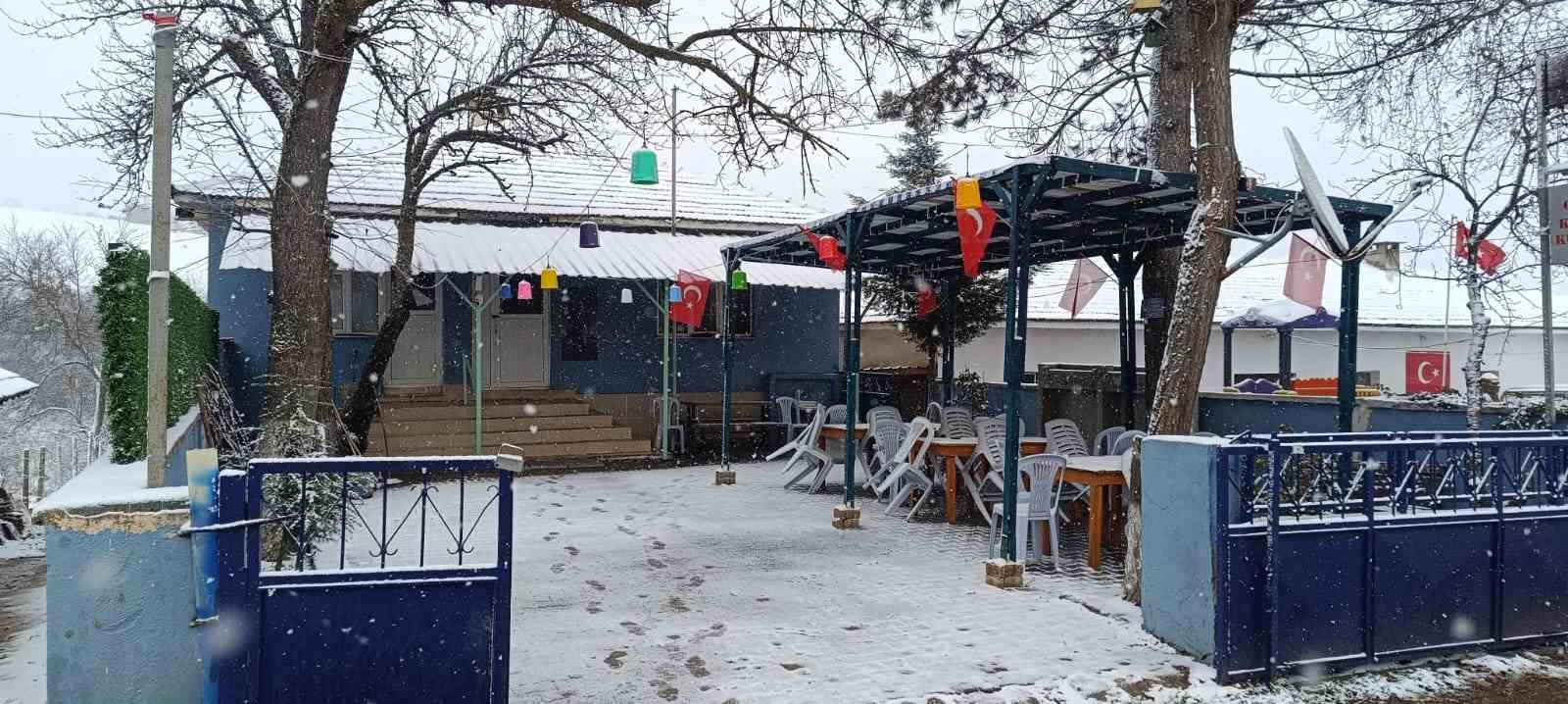 Bilecik’in yüksek kesimlerine mevsimin ilk karı düştü