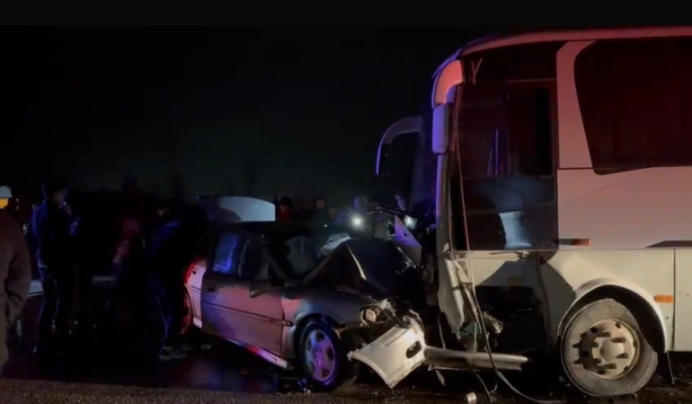 Gönen’de işçi servisi ile otomobil çarpıştı: 1 ölü, 13 yaralı