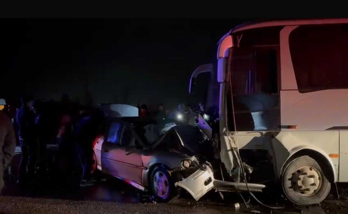Gönen’de işçi servisi ile otomobil çarpıştı: 1 ölü, 13 yaralı
