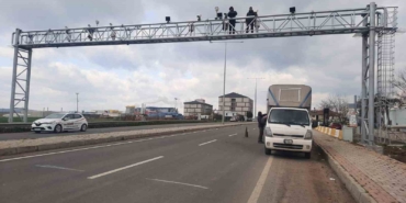 Kazada zarar gören otoyol plaka tanıma sistemi direği yenilendi