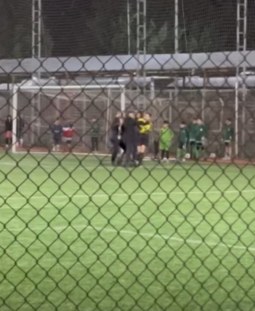 Çocukların maçında kadın hakeme şiddet