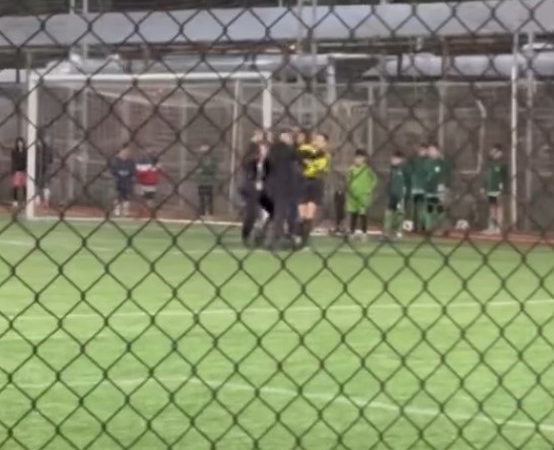 Çocukların maçında kadın hakeme şiddet