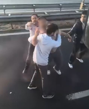 Emniyet şeridini ihlal etmek isteyen sürücü ortalığı bir birine kattı