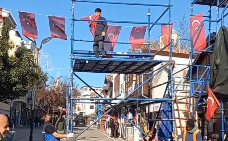 Edirne’de caddede bayrağa saygı: Türk bayrağını öperek kaldırdı