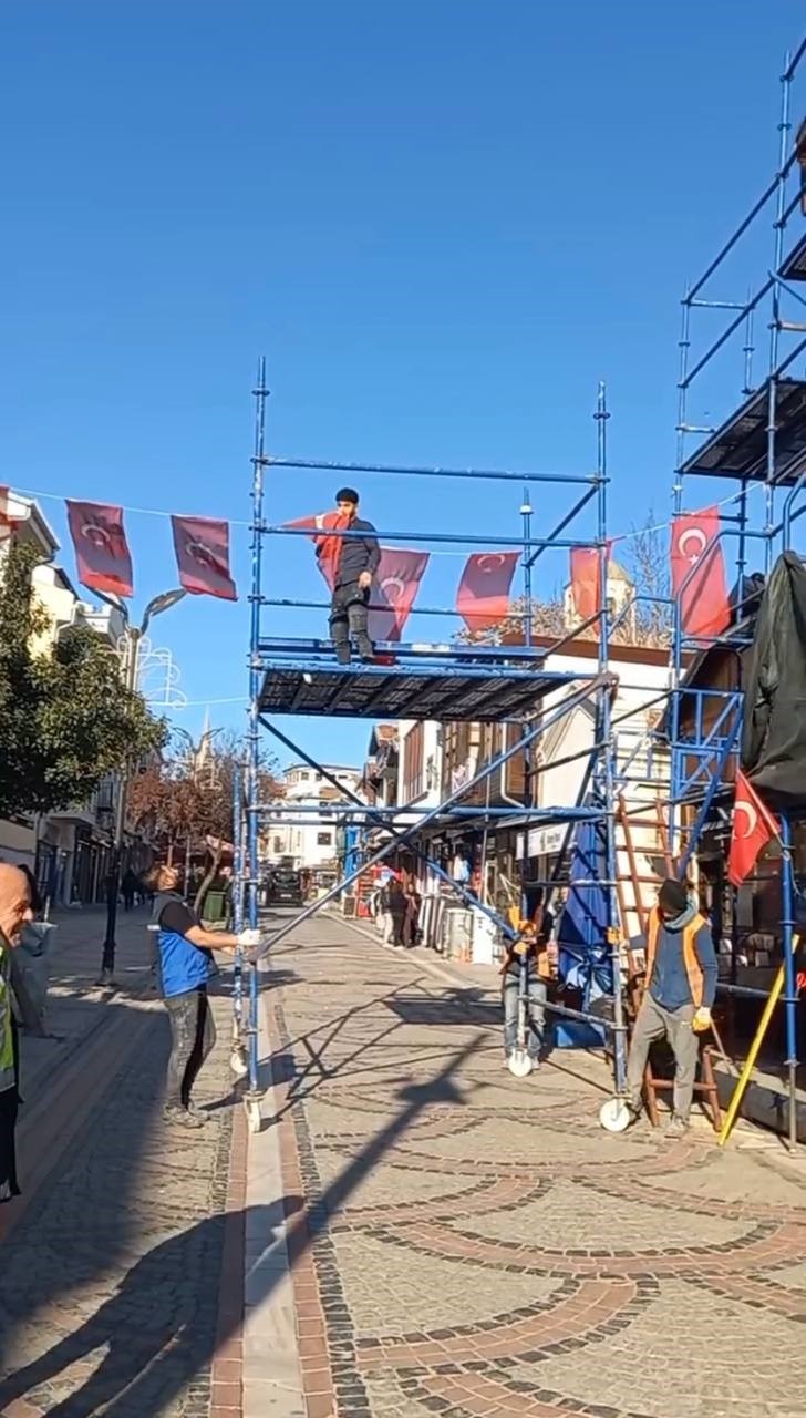 Edirne’de caddede bayrağa saygı: Türk bayrağını öperek kaldırdı