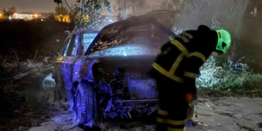 Tarlada park halindeki otomobil alev topuna döndü, geriye demir yığınları kaldı