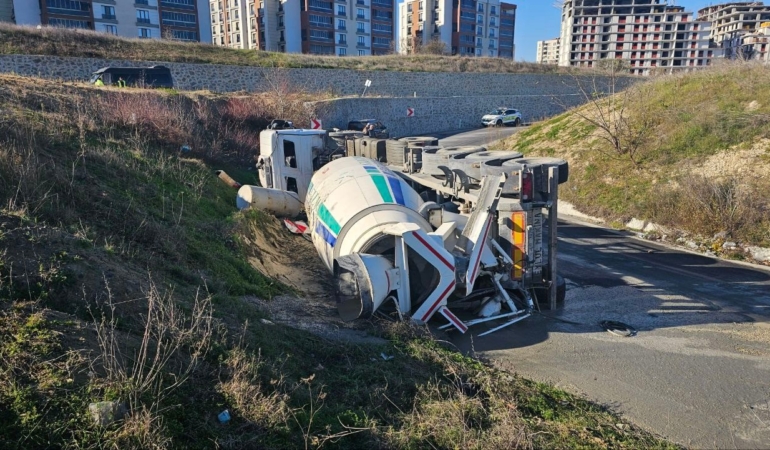 Virajı alamayan beton mikseri yan yattı, beton yola döküldü