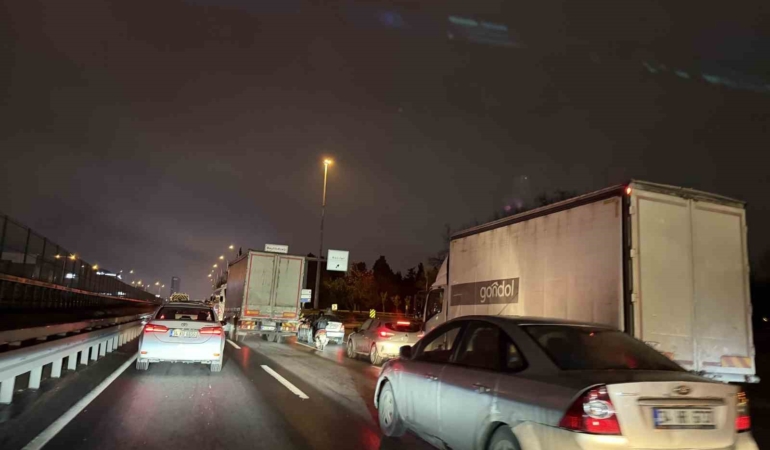 İstanbul’da trafik yüzde 90’a ulaştı, ağır vasıtalar dikkat çekti
