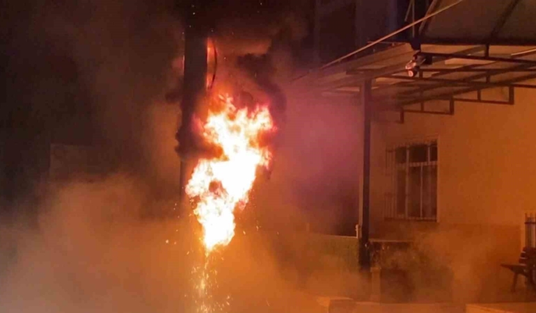 Cemevinde korku dolu anlar: Elektrik panosu patladı