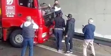 TEM’de korkunç kaza: Kendi kullandığı tırın altında can verdi